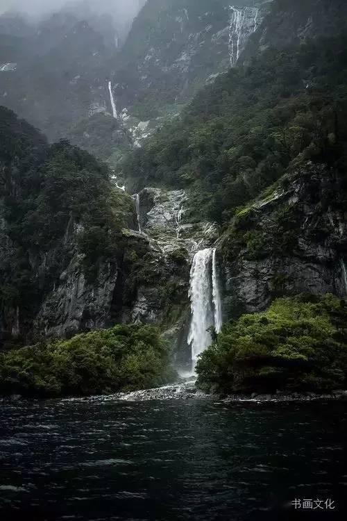 逃离破旧弃城